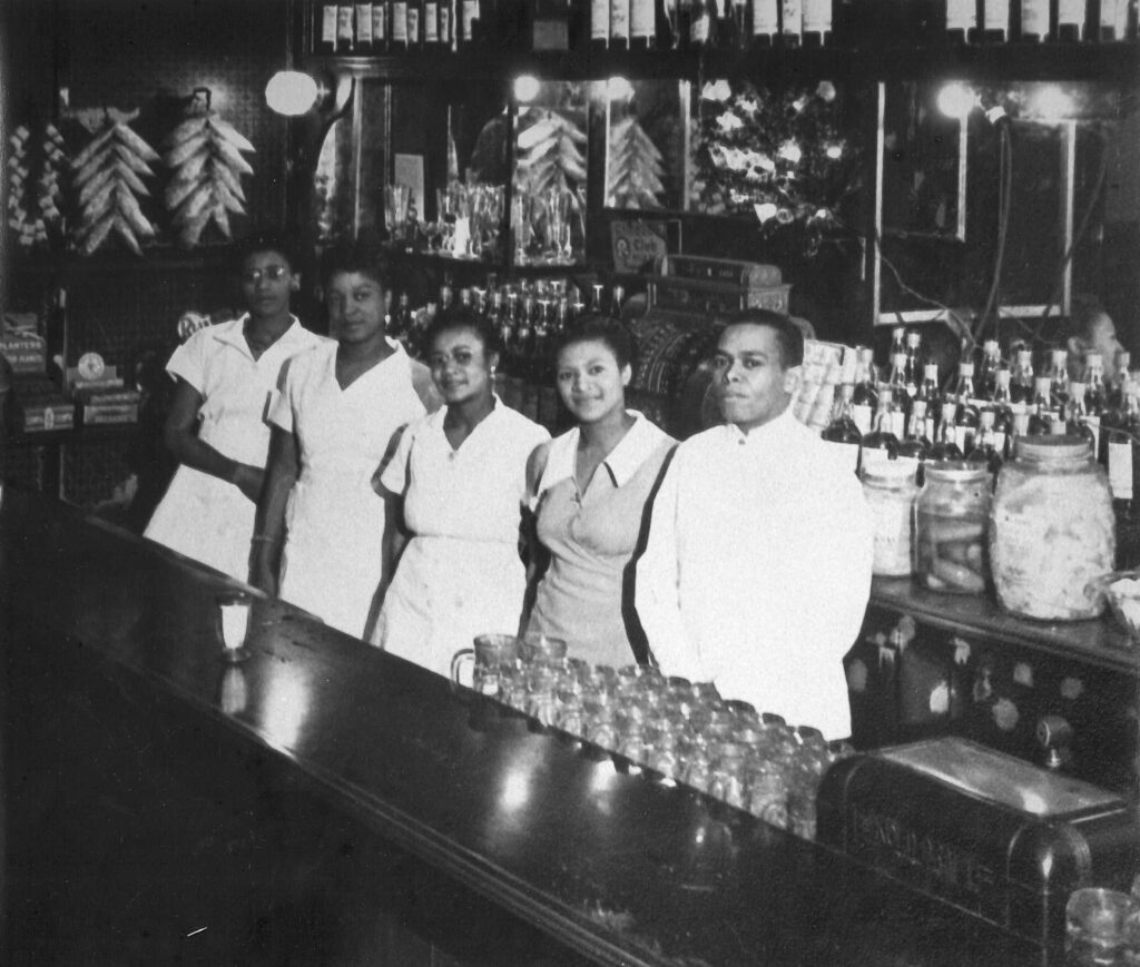 Photo of the bar at Dumas Hotel